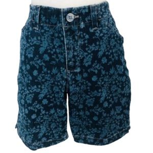 Like new!
Size 6 Lee Jeans Mid Rise Regular Fit Denim Shorts with 7 inch inseam